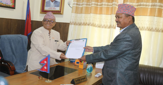 लुम्बिनीका मुख्यमन्त्री चौधरीले शपथ लिँदै